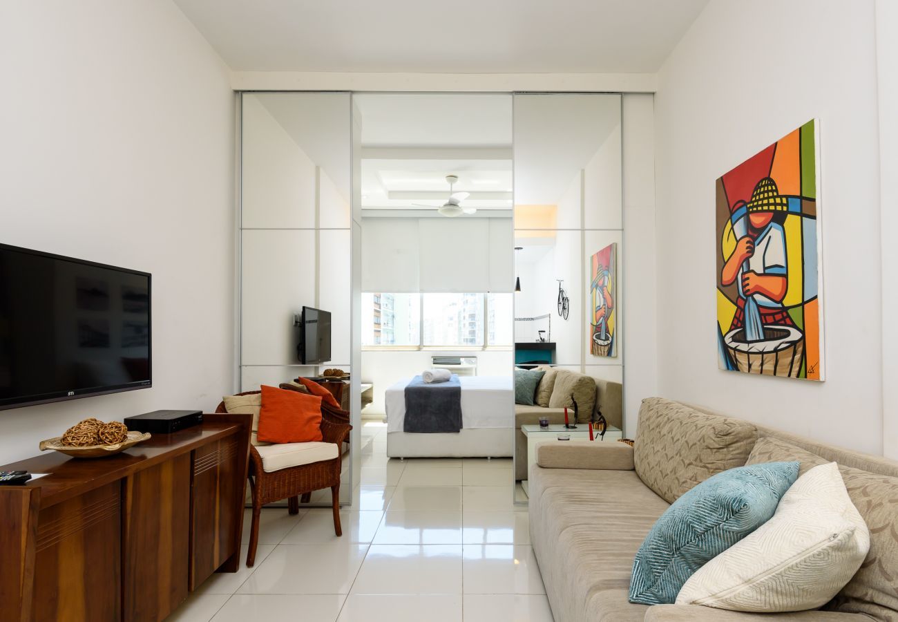 Apartamento em Rio de Janeiro - 450 metros da praia do Leme | PI903