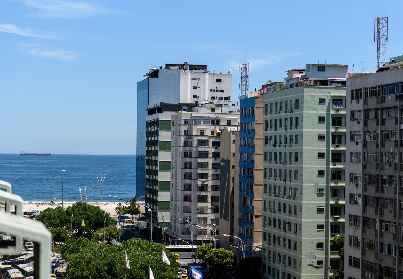 Apartamento em Rio de Janeiro - 450 metros da praia do Leme | PI903