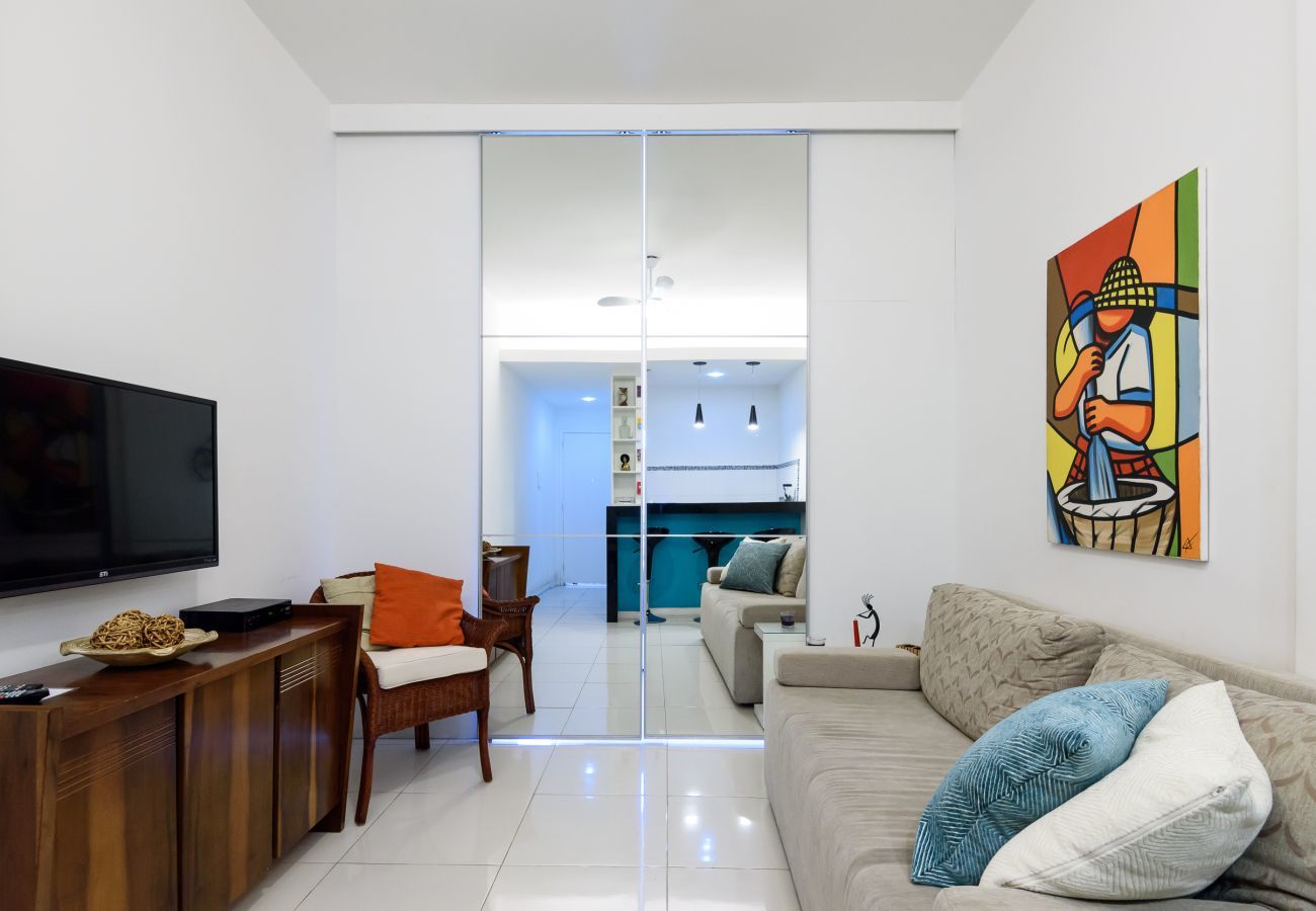 Apartamento em Rio de Janeiro - 450 metros da praia do Leme | PI903