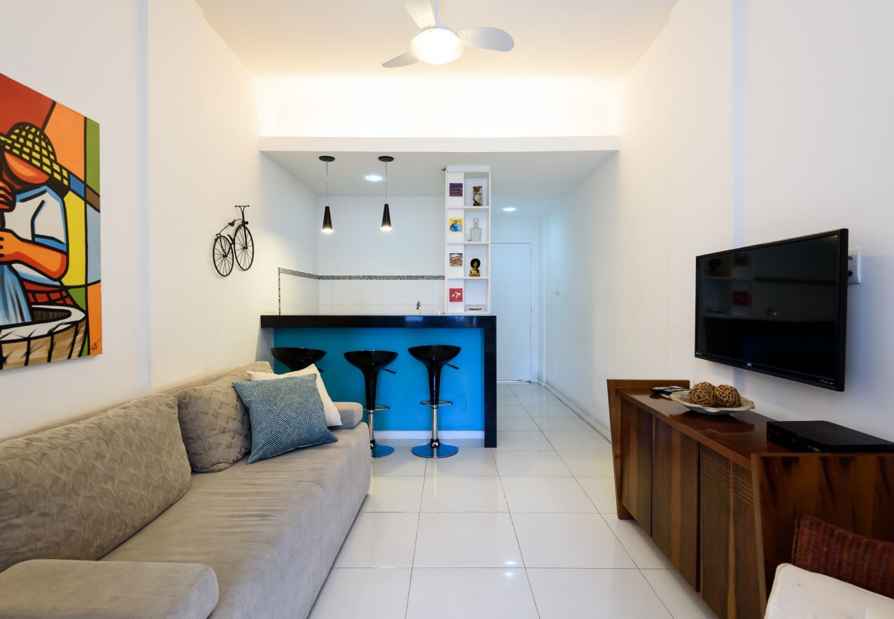 Apartamento em Rio de Janeiro - 450 metros da praia do Leme | PI903