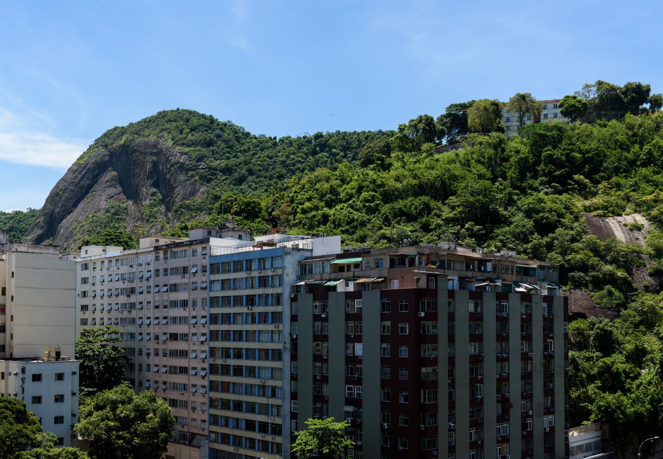 Apartamento em Rio de Janeiro - 450 metros da praia do Leme | PI903