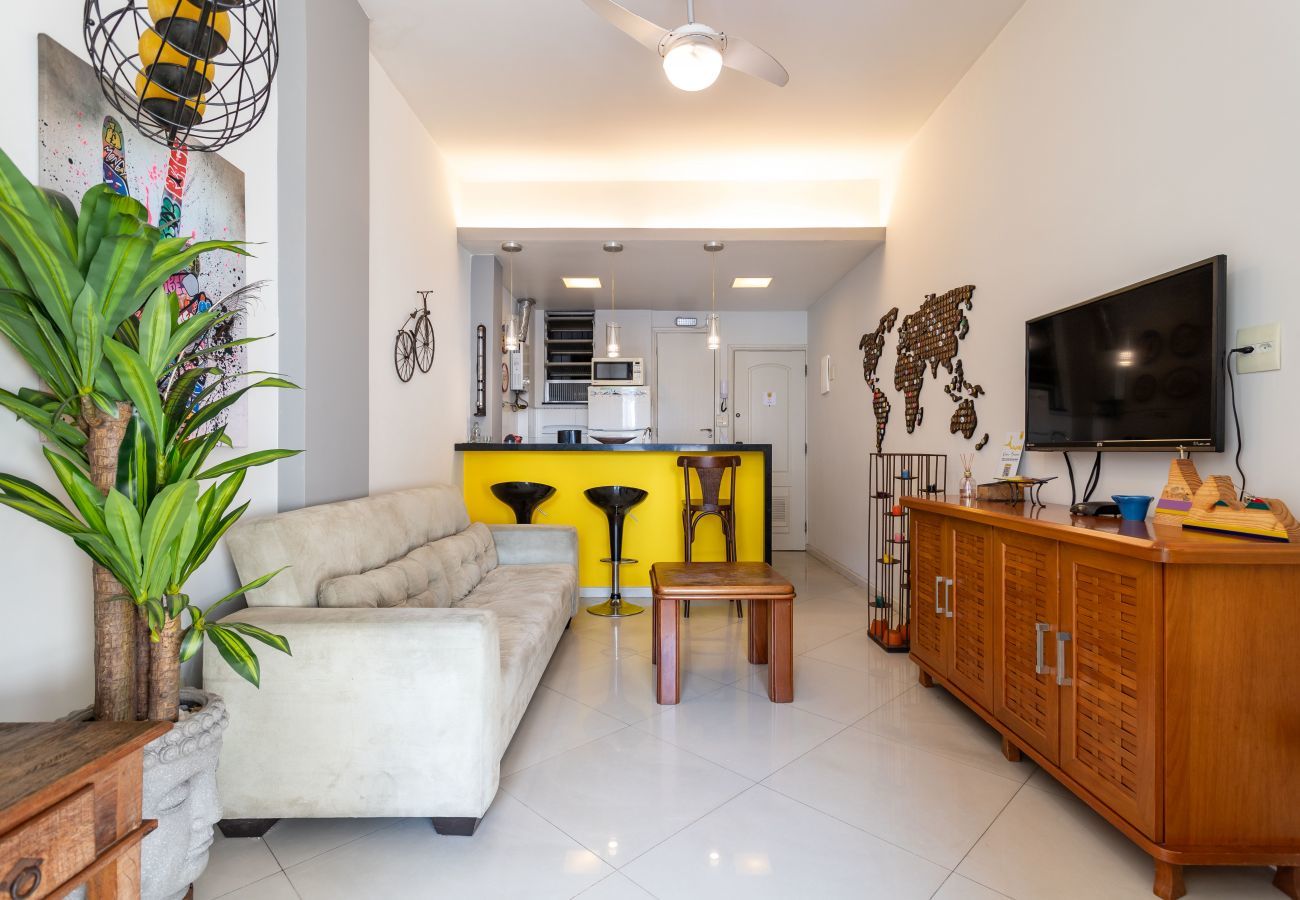 Apartamento em Rio de Janeiro - 450 metros da praia do Leme | PI401