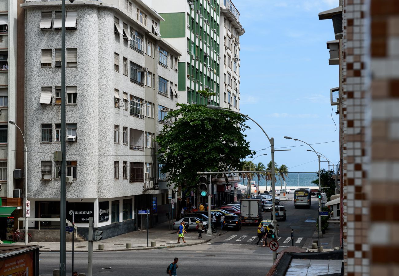 Apartamento em Rio de Janeiro - Vista lateral para o mar, 3 minutos da praia | PJ204