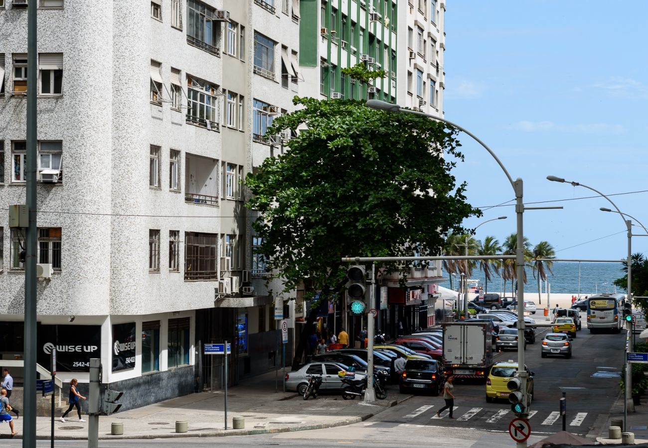 Apartamento em Rio de Janeiro - Vista lateral para o mar, 3 minutos da praia | PJ204