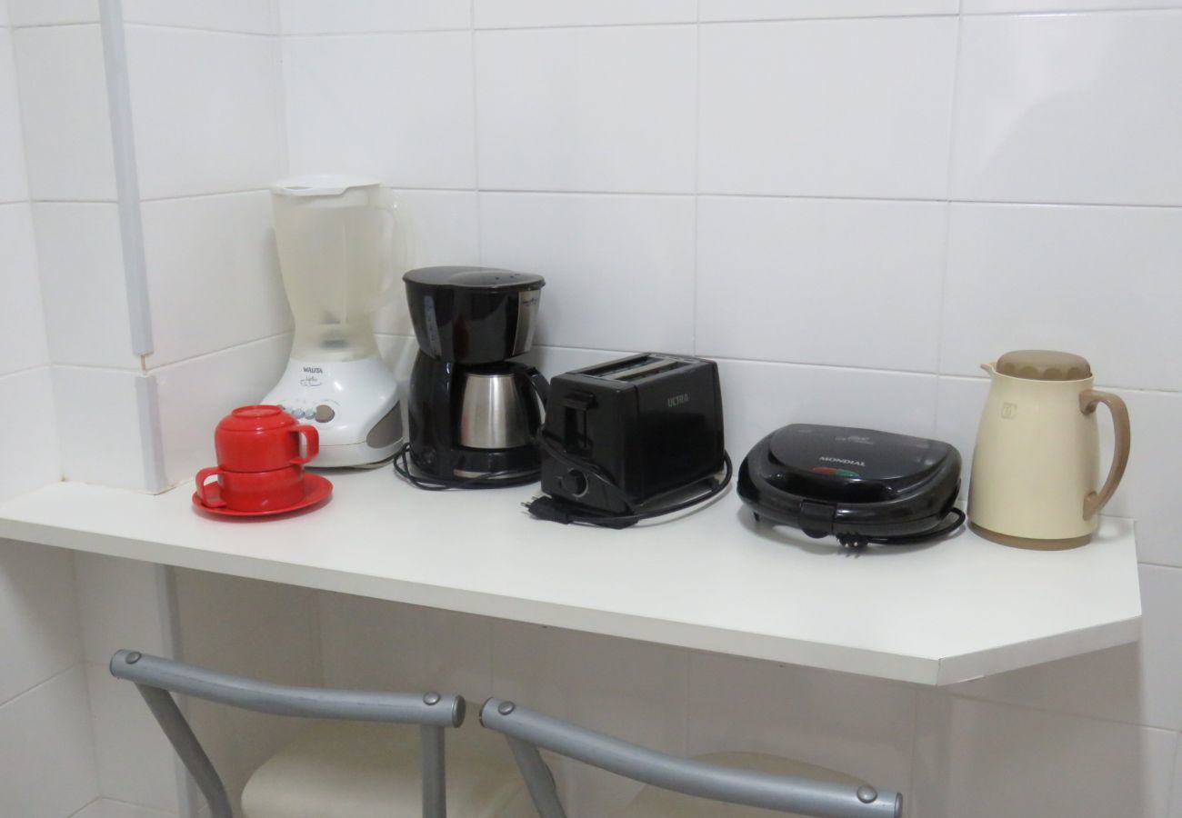 Cozinha totalmente equipada, com microondas, cafeteira e geladeira