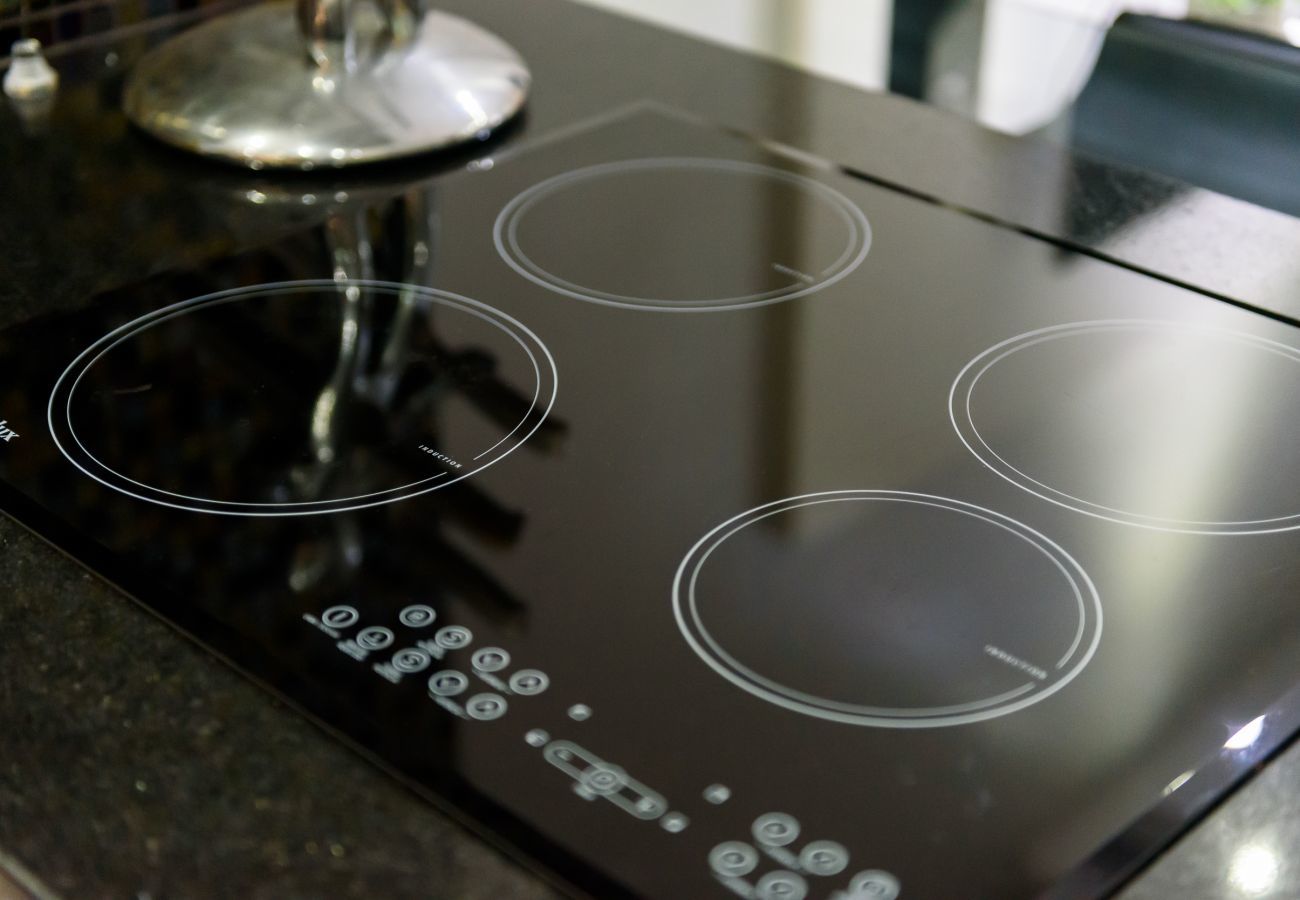 Cozinha equipada com cooktop