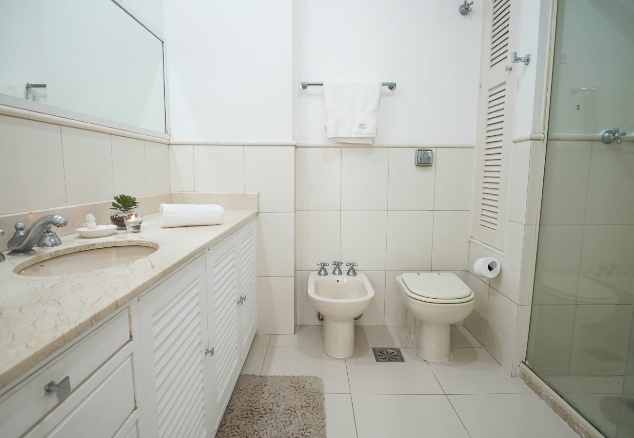 Apartamento em Rio de Janeiro - GUI301| Apto. na Quadra da Praia do Leblon