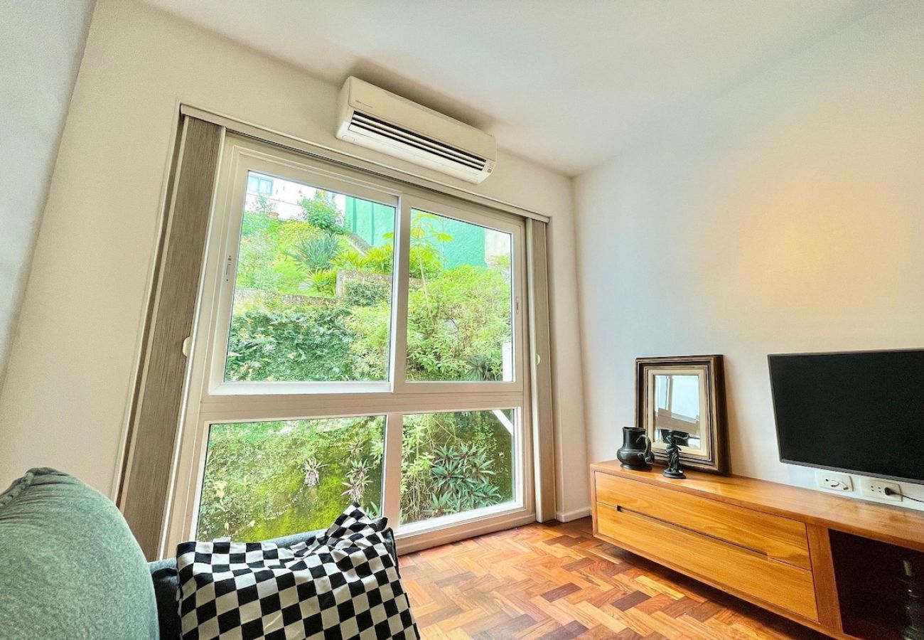 Apartamento em Rio de Janeiro - RUB303| 2 quartos em rua arborizada no Baixo Gávea