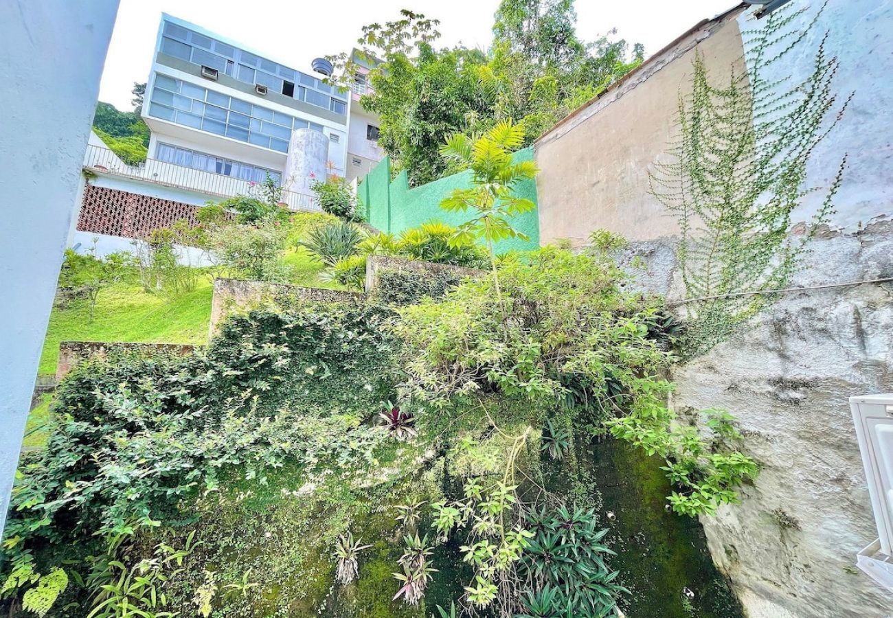 Apartamento em Rio de Janeiro - RUB303| 2 quartos em rua arborizada no Baixo Gávea