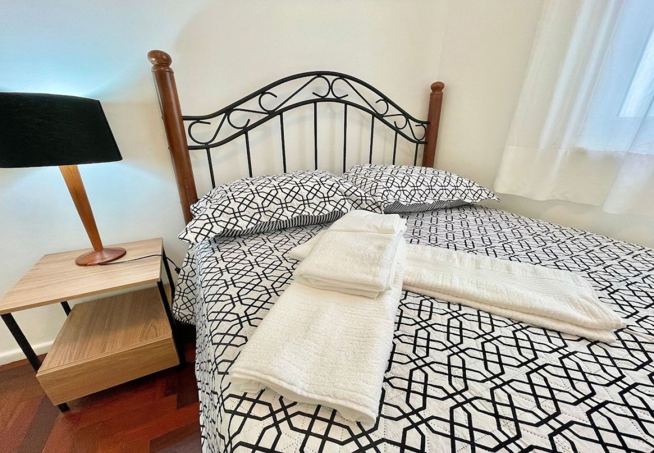 Apartamento em Rio de Janeiro - RUB303| 2 quartos em rua arborizada no Baixo Gávea