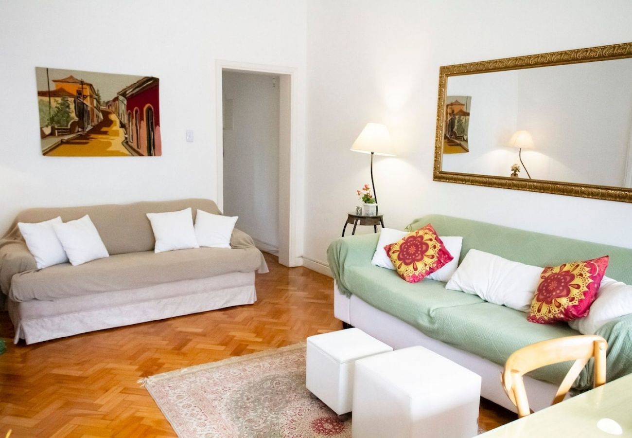 Apartamento em Rio de Janeiro - FER504| Quarto e sala espaçoso no Leblon