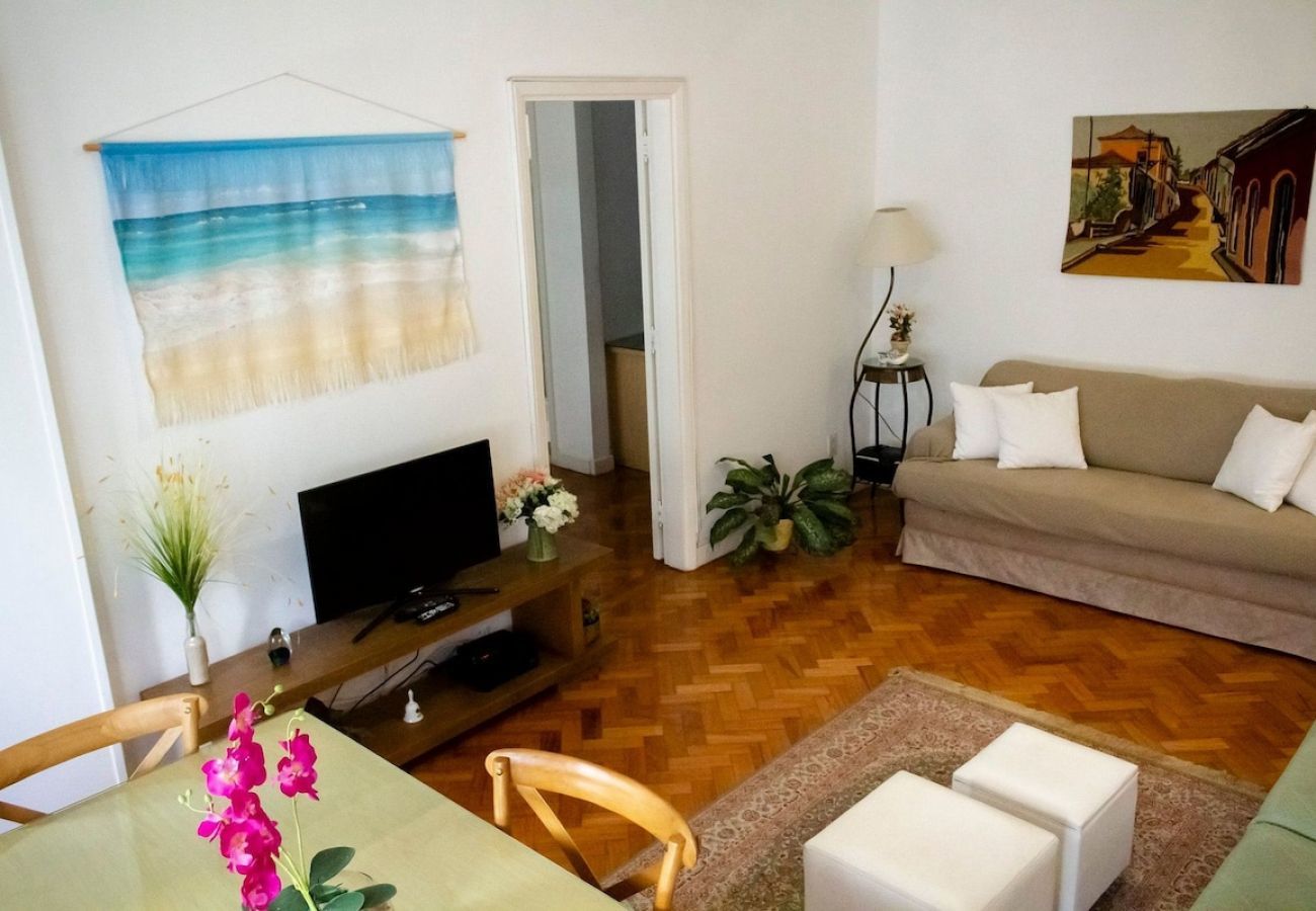 Apartamento em Rio de Janeiro - FER504| Quarto e sala espaçoso no Leblon