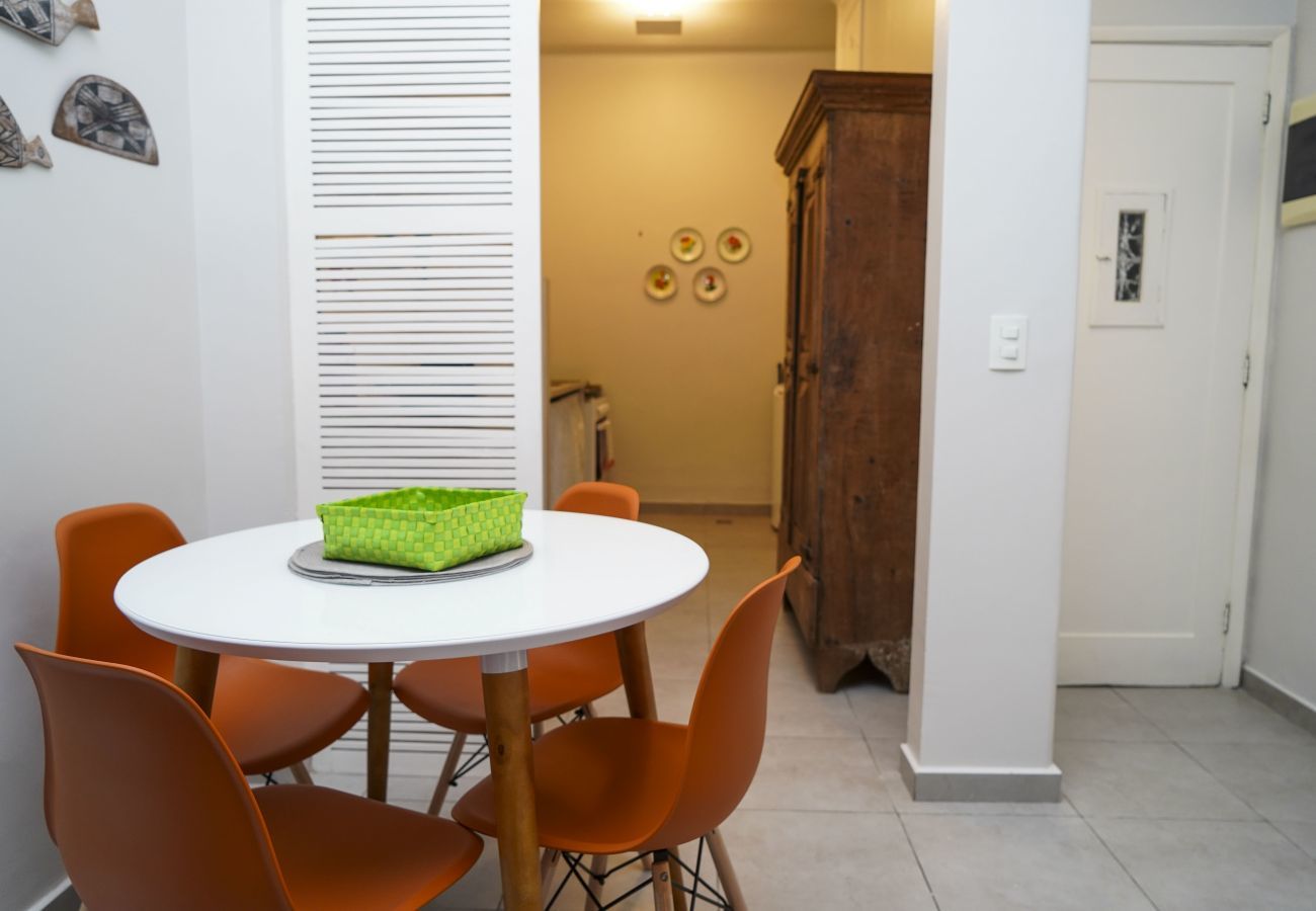 Apartamento em Rio de Janeiro - ALM104| 2 quartos com área externa no Leblon