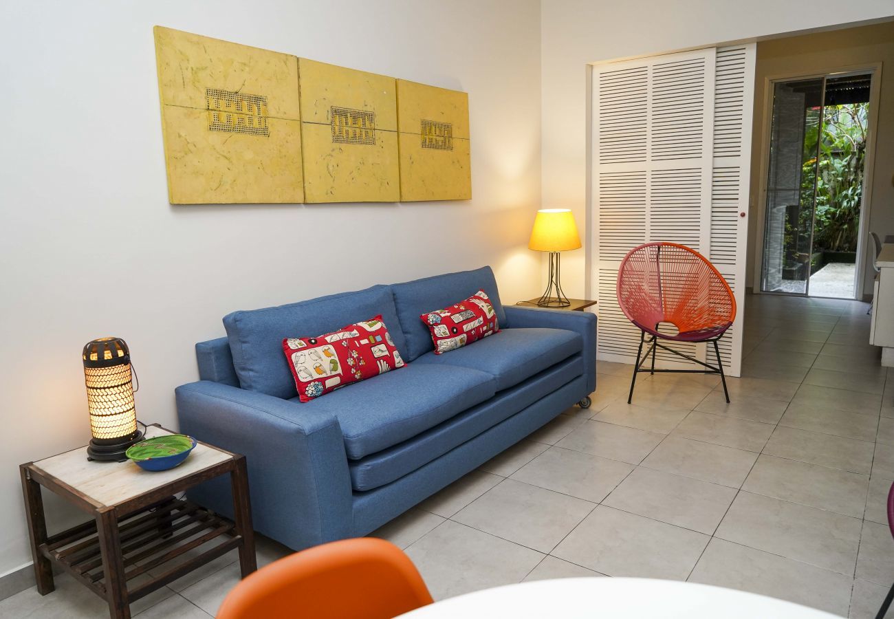 Apartamento em Rio de Janeiro - ALM104| 2 quartos com área externa no Leblon