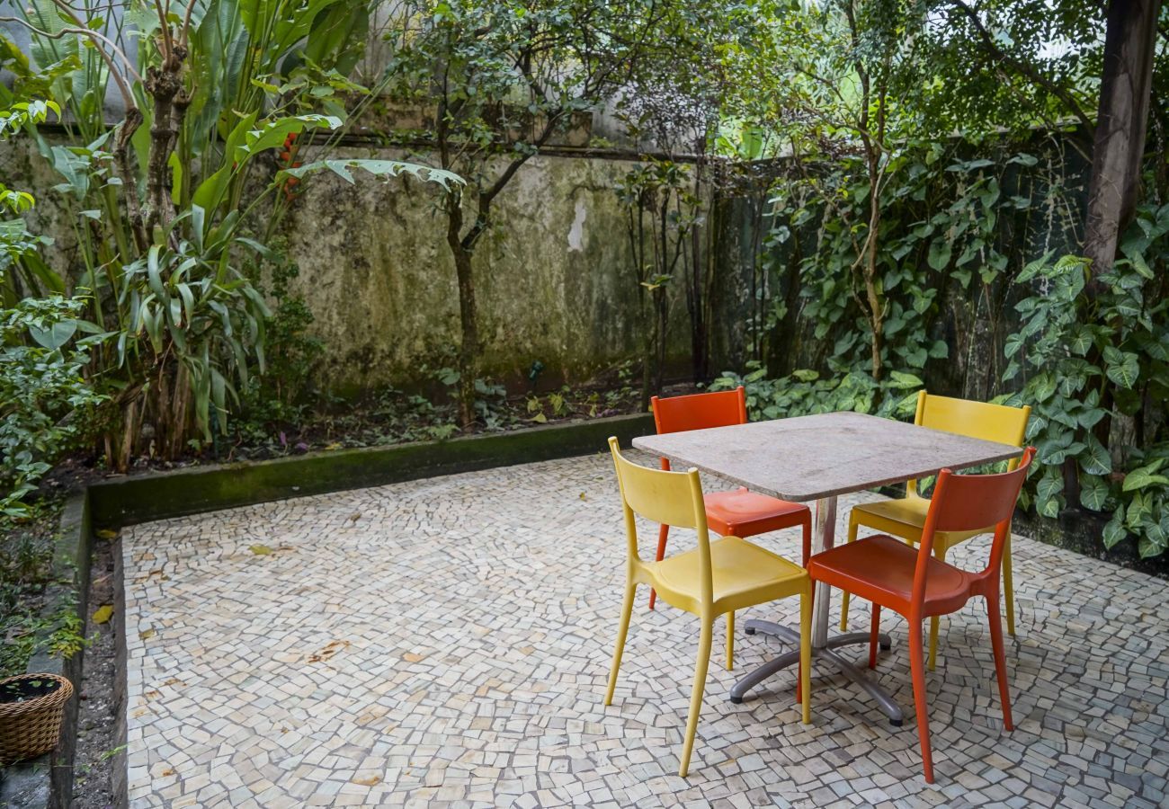 Apartamento em Rio de Janeiro - ALM104| 2 quartos com área externa no Leblon