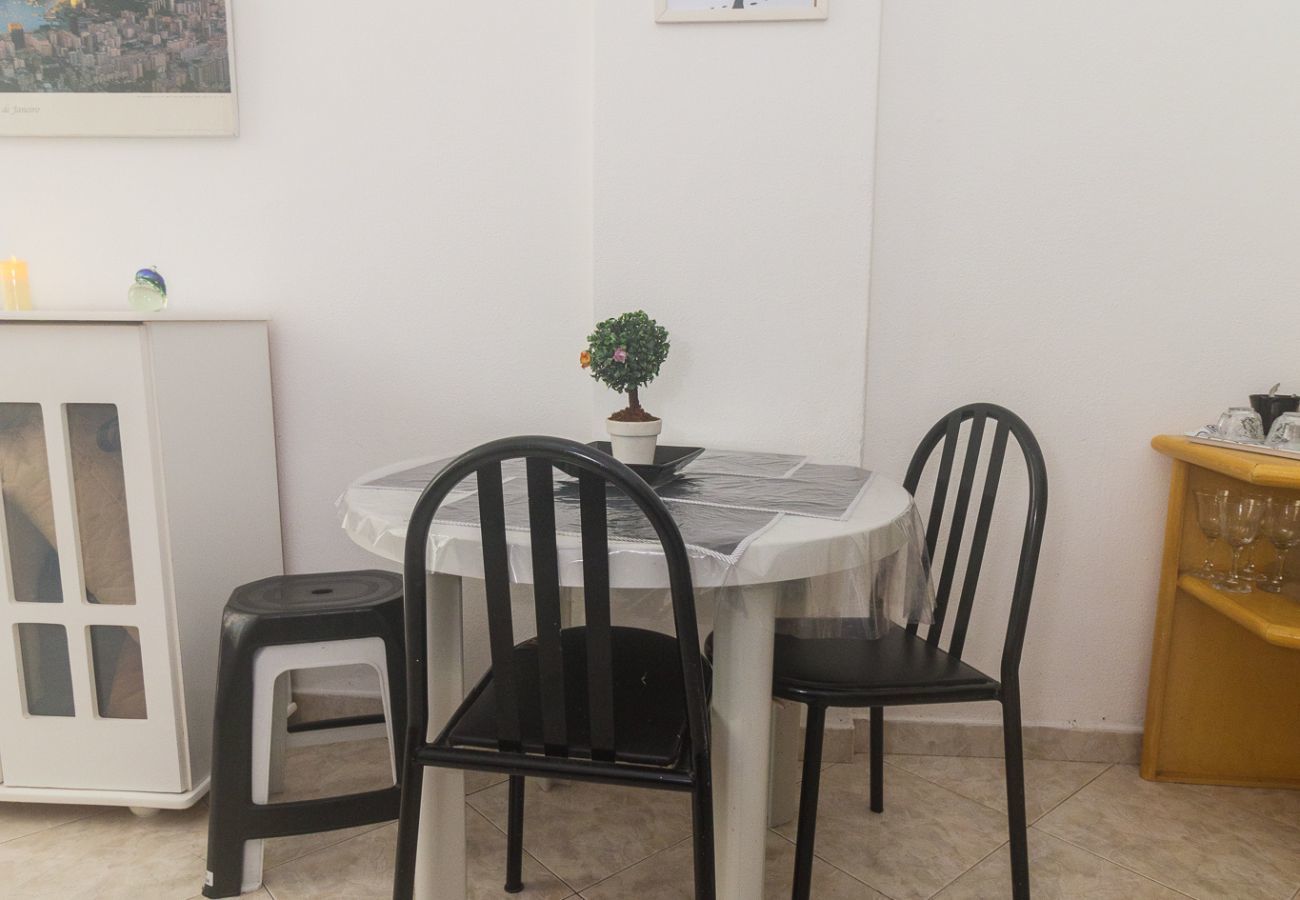 Apartamento em Rio de Janeiro - Jul507 | Kitnet a 2 quadras da praia de Copacabana