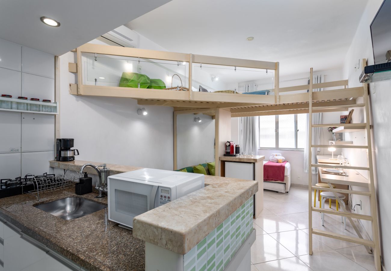 Studio in Rio de Janeiro - 1 minute from Copacabana beach | A923