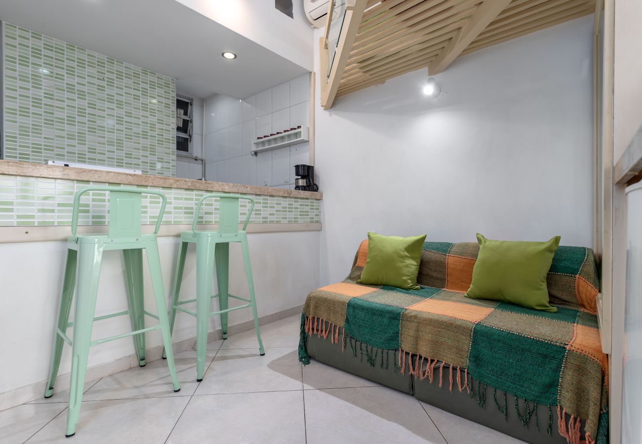 Studio in Rio de Janeiro - 1 minute from Copacabana beach | A923