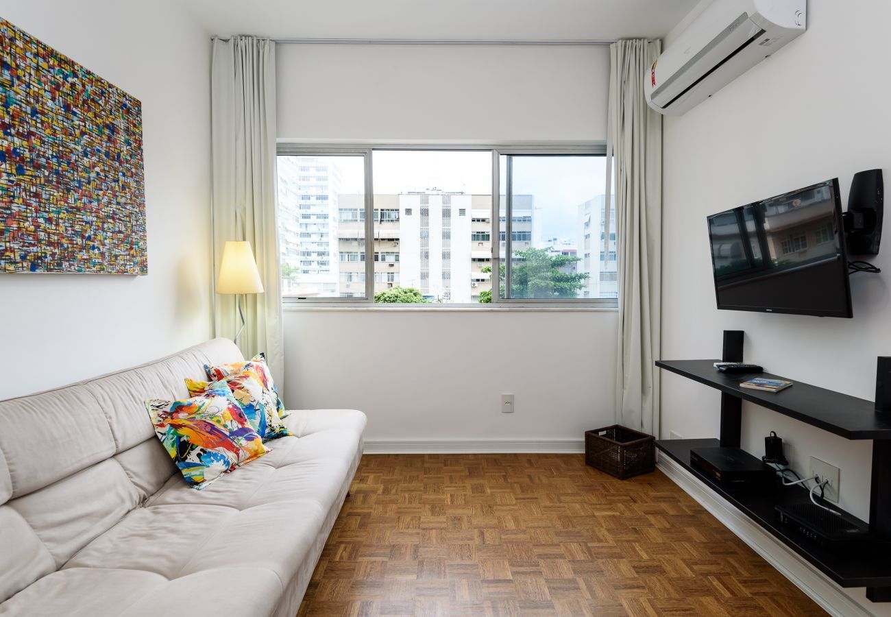  Large living room with TV, sofa and air conditioning. 