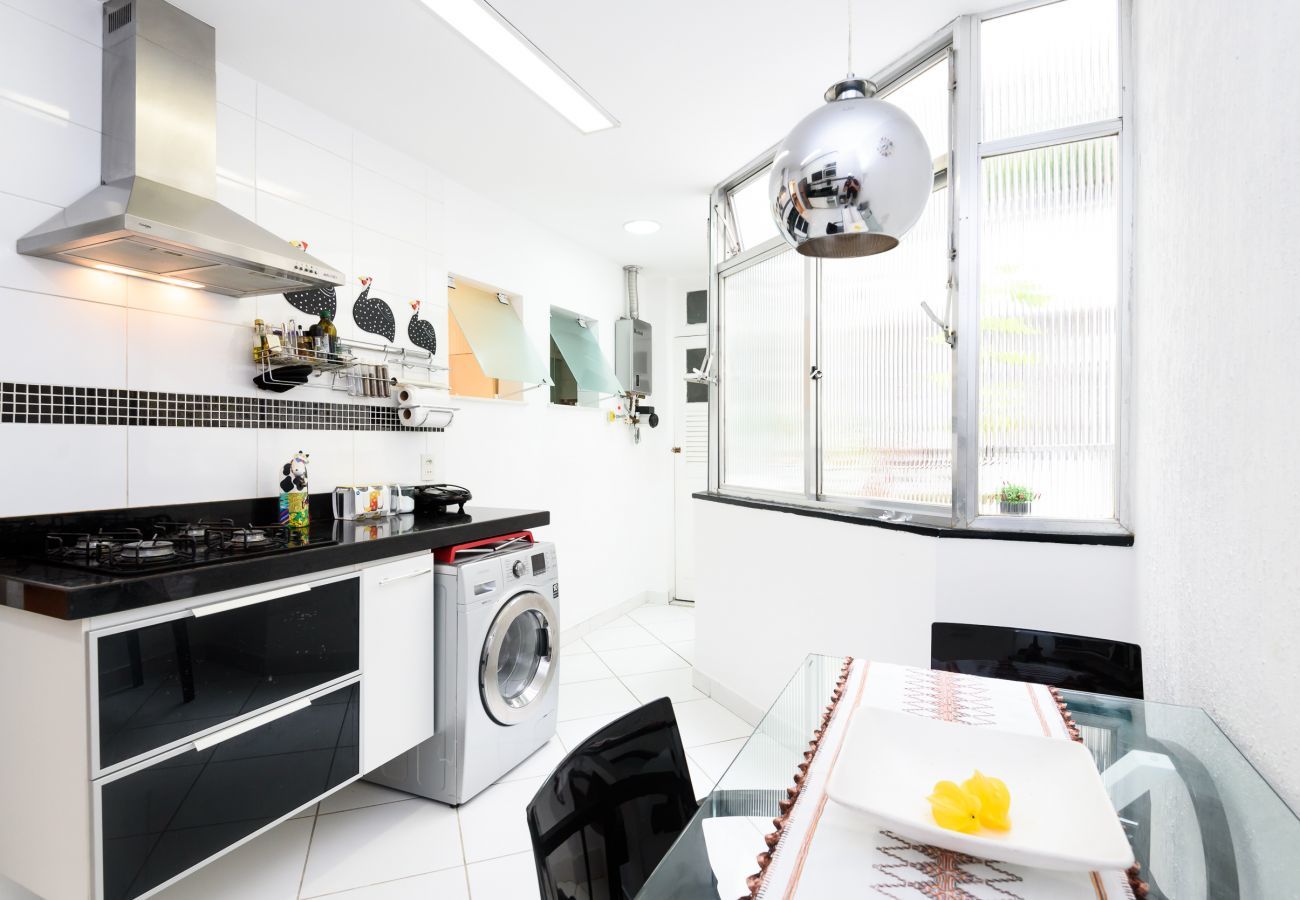  Equipped kitchen, with microwave, cooktop, refrigerator and utensils in general. Note: The dishwasher is NOT available. 