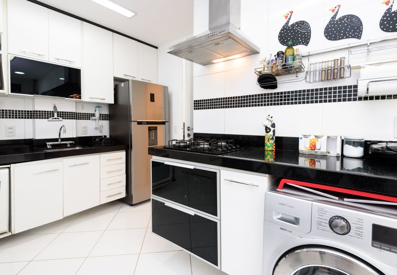  Equipped kitchen, with microwave, cooktop, refrigerator and utensils in general. Note: The dishwasher is NOT available. 