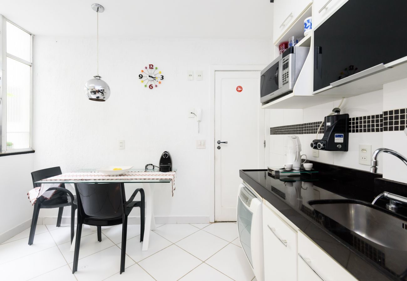  Equipped kitchen, with microwave, cooktop, refrigerator and utensils in general. Note: The dishwasher is NOT available. 