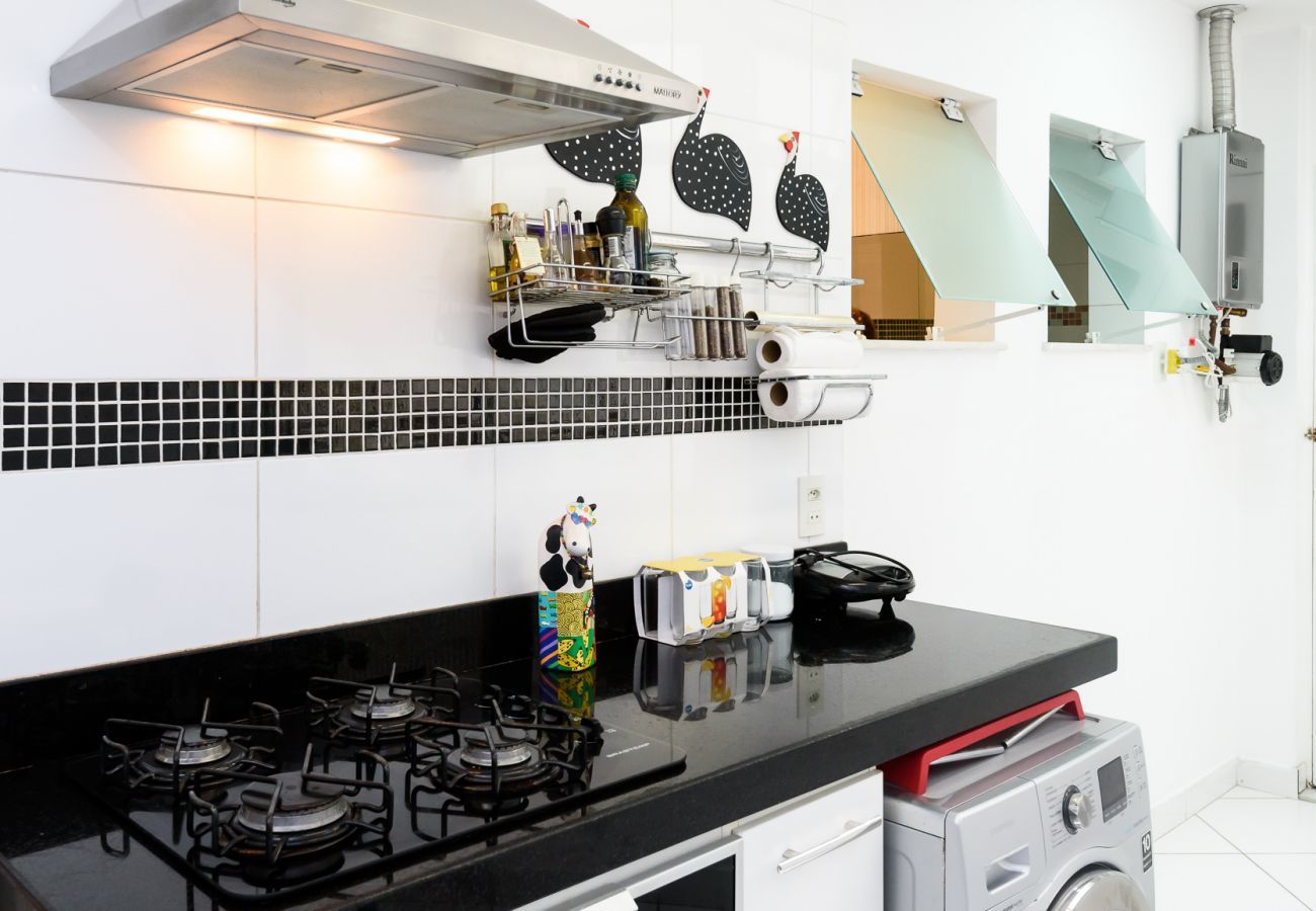  Equipped kitchen, with microwave, cooktop, refrigerator and utensils in general. Note: The dishwasher is NOT available. 