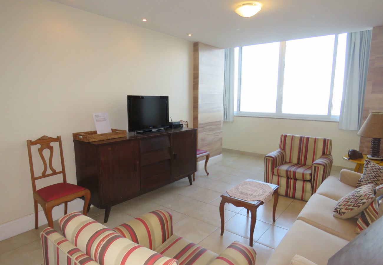 Large, well-lit and comfortable living room. Equipped with sofa, TV and dining table.