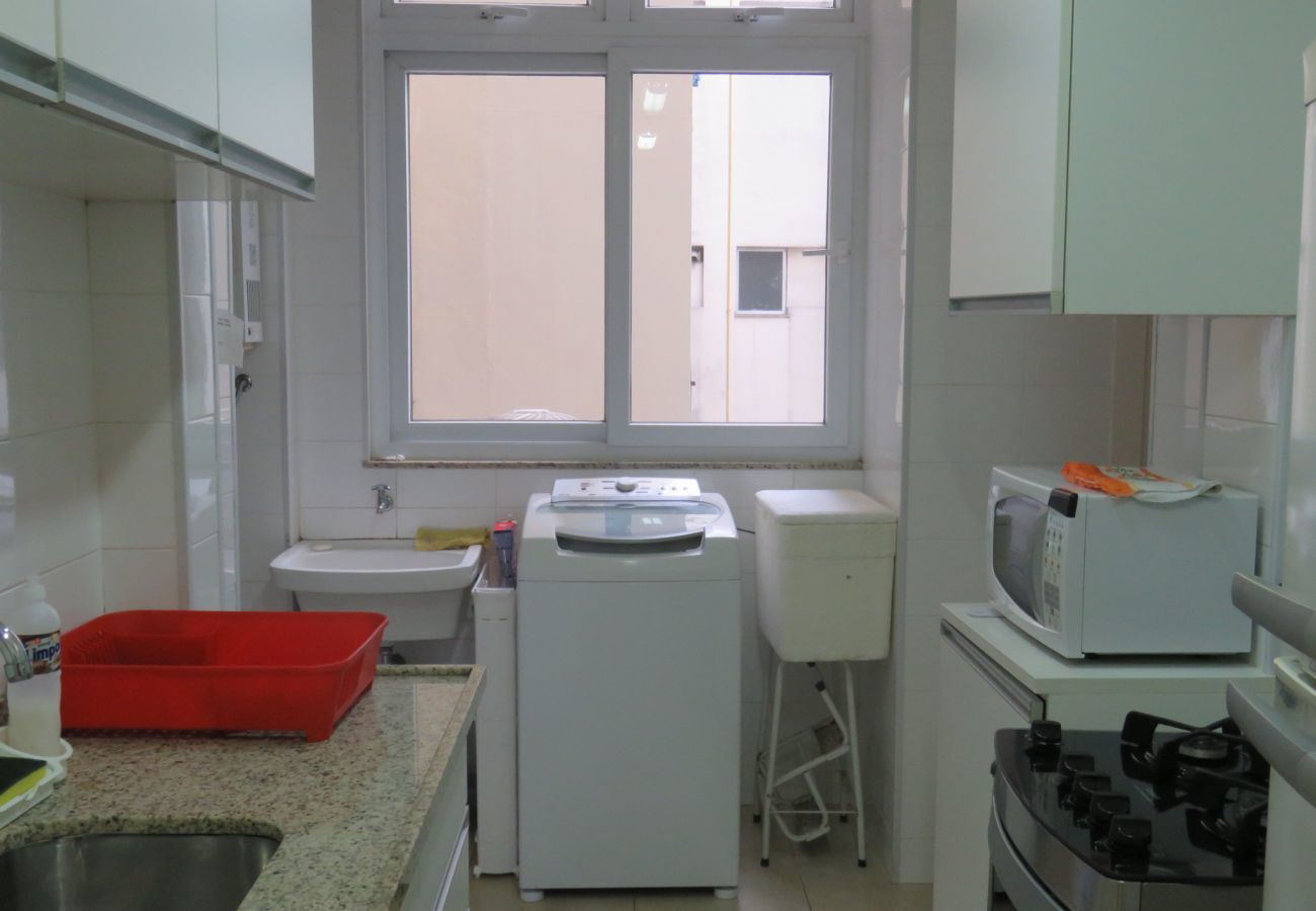 Fully equipped kitchen with microwave, coffee maker and refrigerator