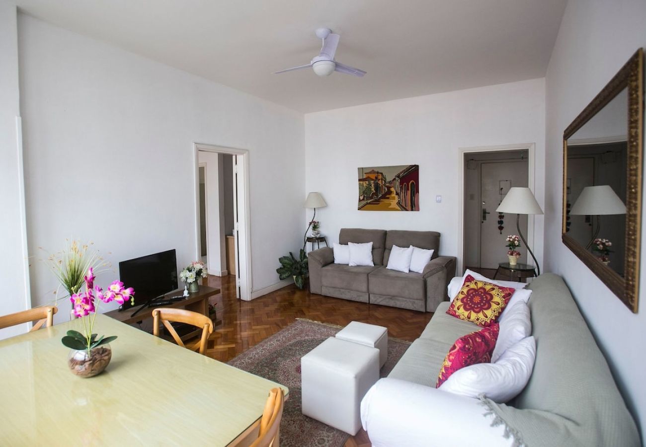 Apartment in Rio de Janeiro - FER504| Quarto e sala espaçoso no Leblon