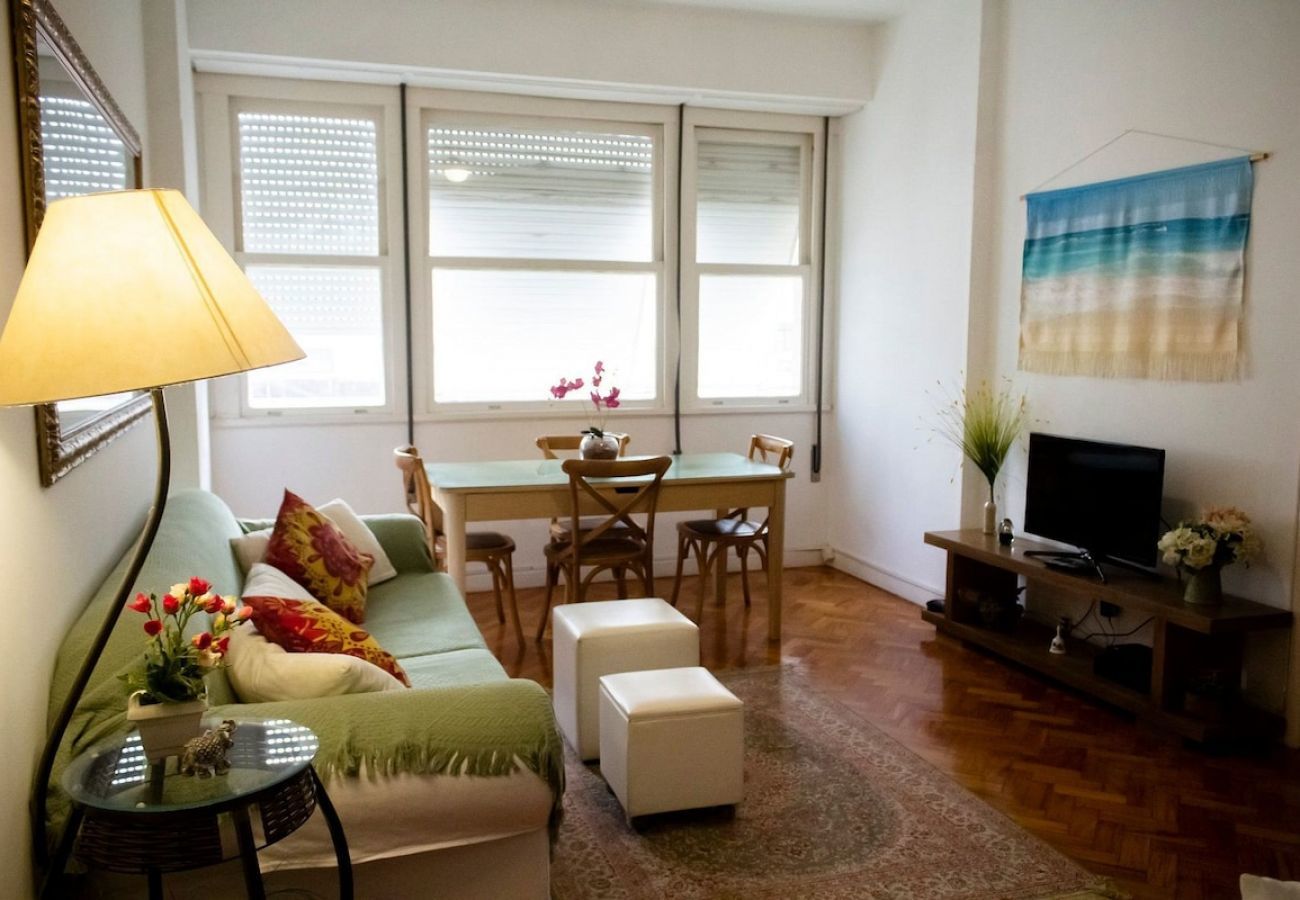 Apartment in Rio de Janeiro - FER504| Quarto e sala espaçoso no Leblon