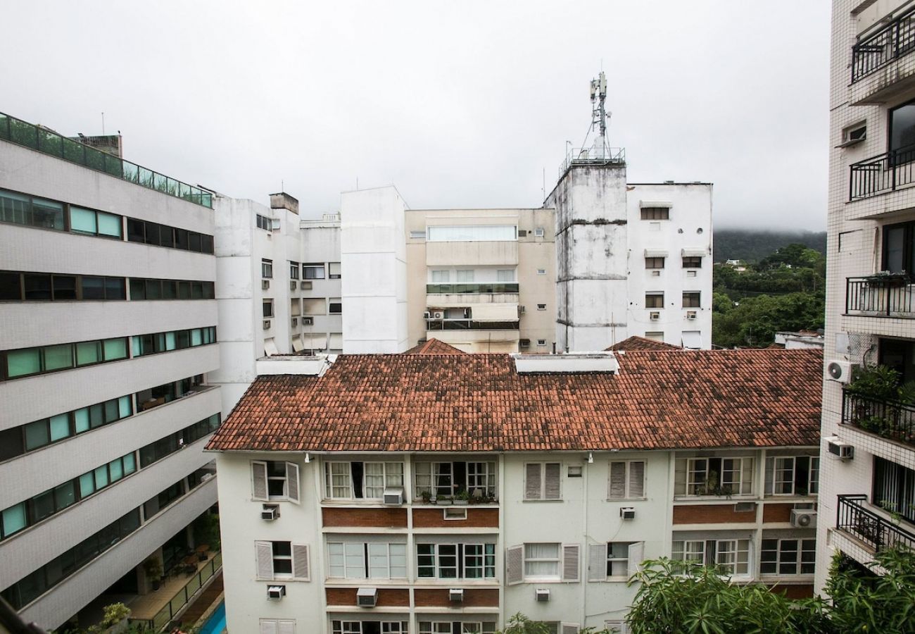 Apartment in Rio de Janeiro - FER504| Quarto e sala espaçoso no Leblon