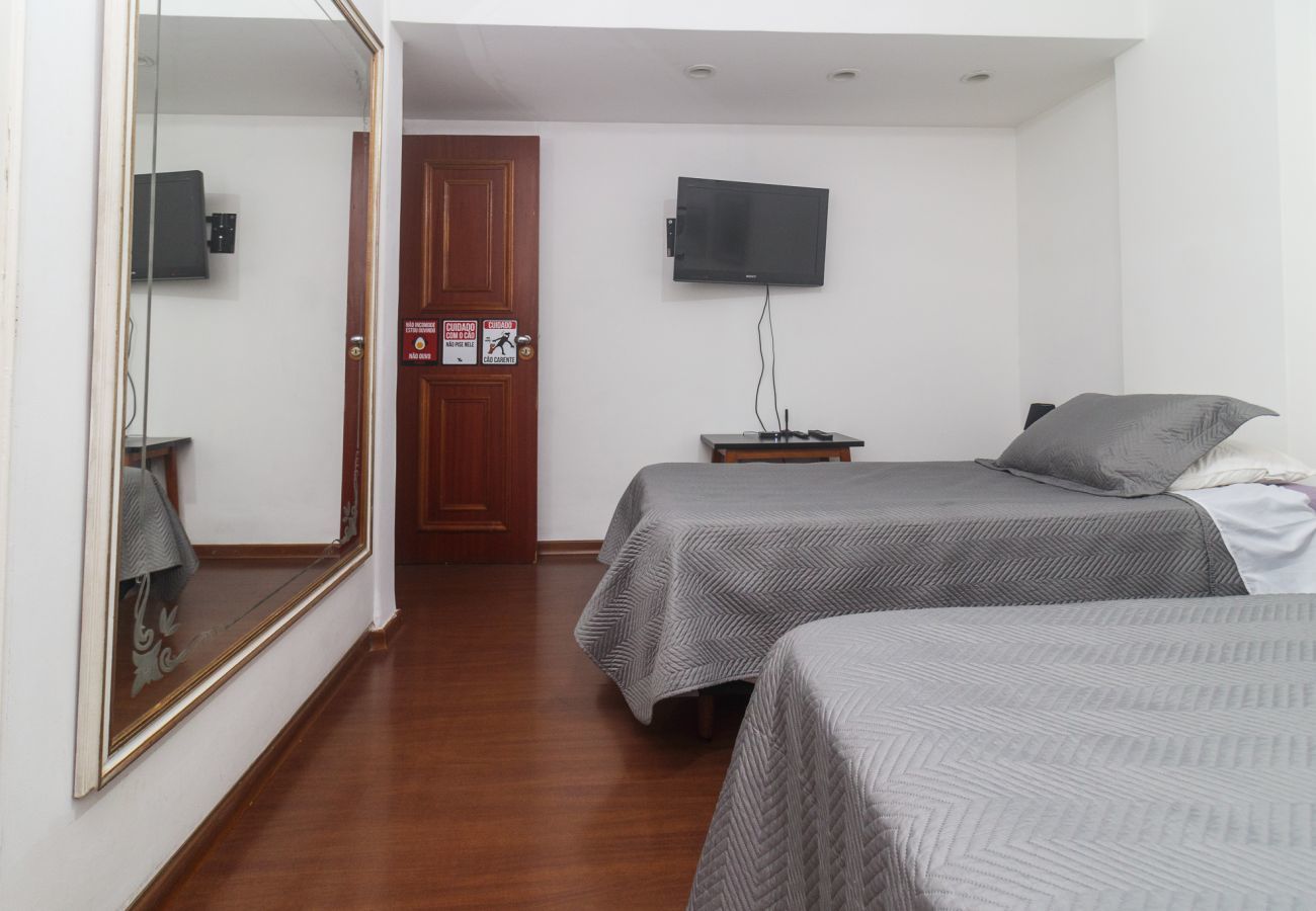 Apartment in Rio de Janeiro - FF102| Leblon, 3 quadras da praia, até 10 pessoas