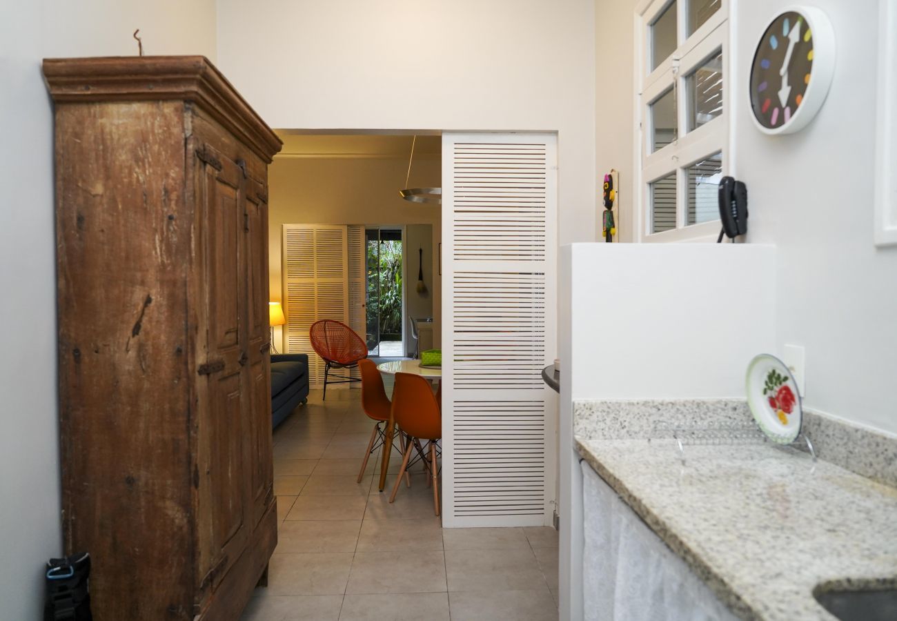 Apartment in Rio de Janeiro - ALM104| 2 quartos com área externa no Leblon