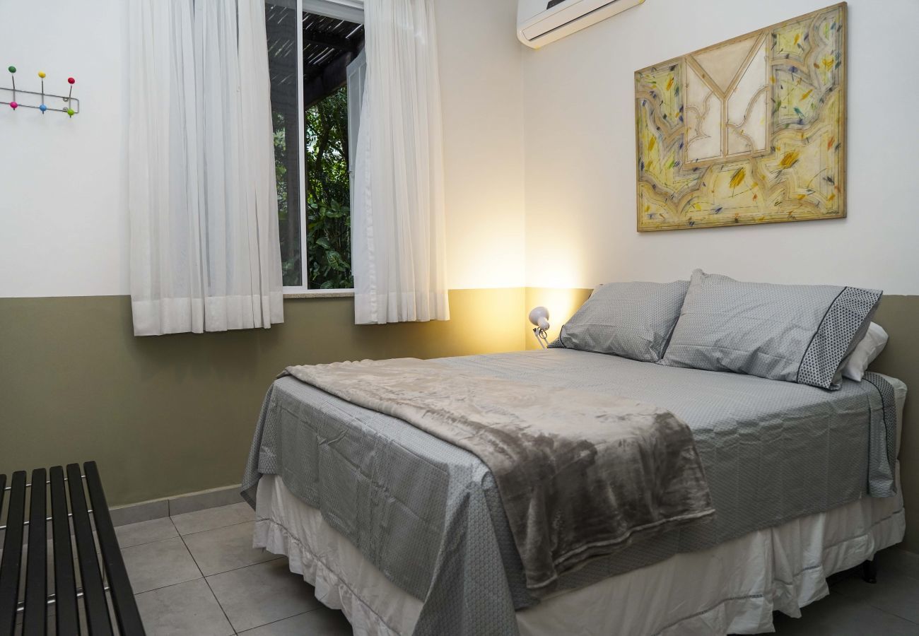 Apartment in Rio de Janeiro - ALM104| 2 quartos com área externa no Leblon