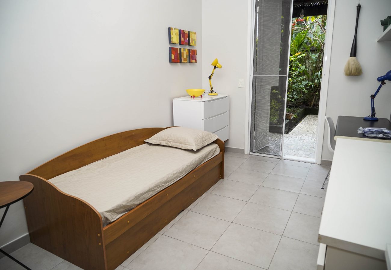 Apartment in Rio de Janeiro - ALM104| 2 quartos com área externa no Leblon