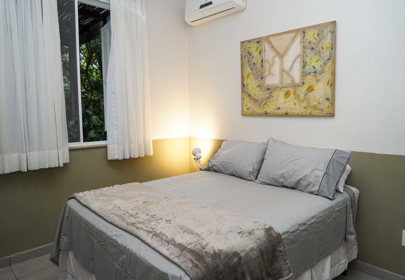 Apartment in Rio de Janeiro - ALM104| 2 quartos com área externa no Leblon