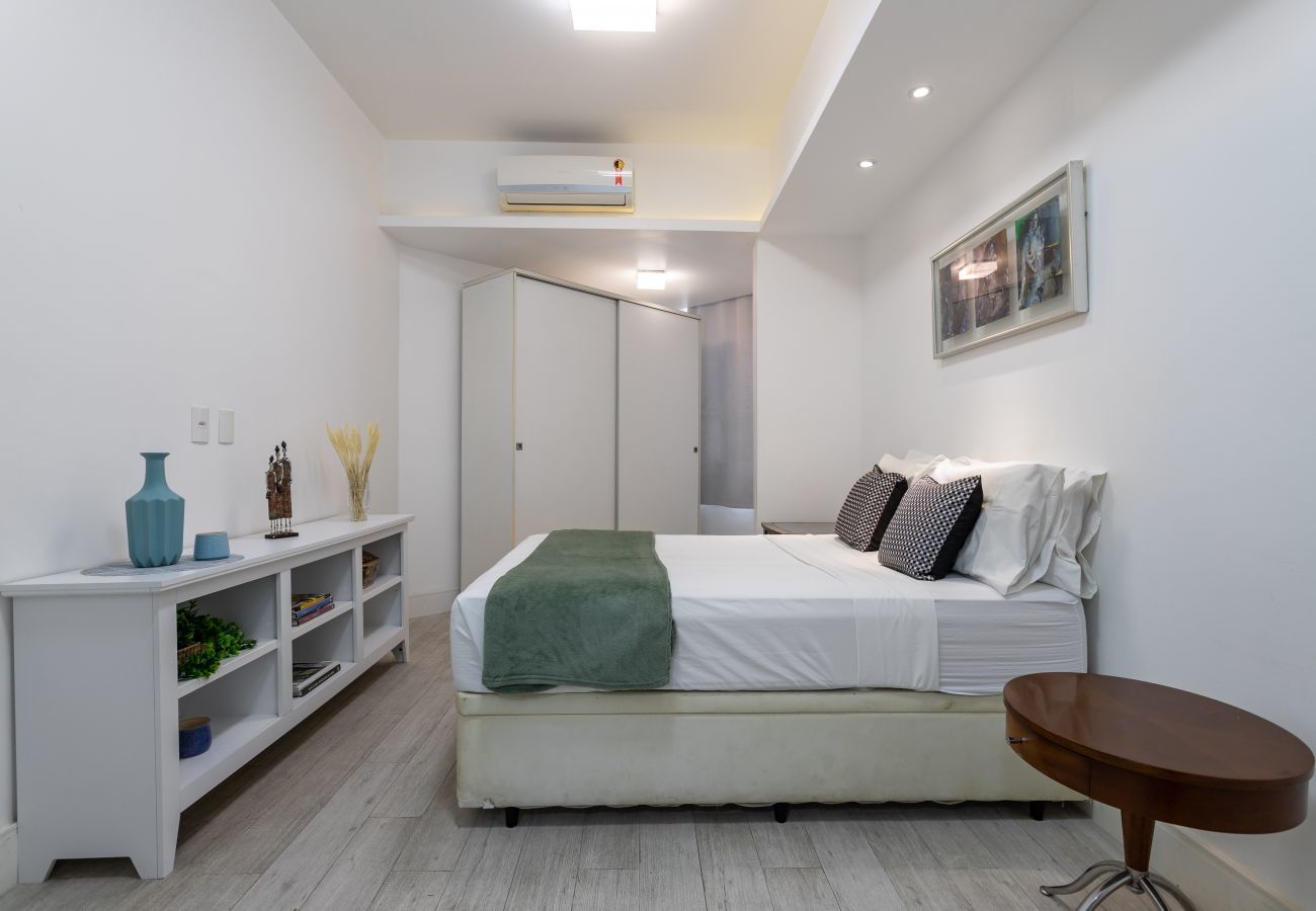 Apartment in Rio de Janeiro - 2 minutes from Copacabana beach | A502